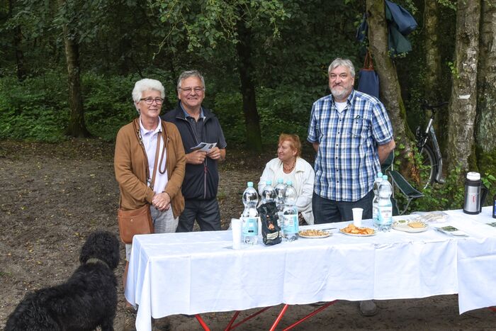 Vorstand mit Infotisch in der Uniwildnis